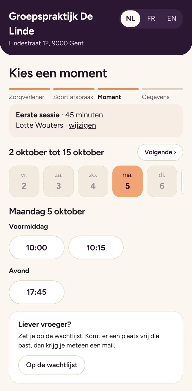 De boekpagina van een groepspraktijk op een gsm: dagen en uren bij de kinesitherapeut, en een knop om op de wachtlijst te gaan.